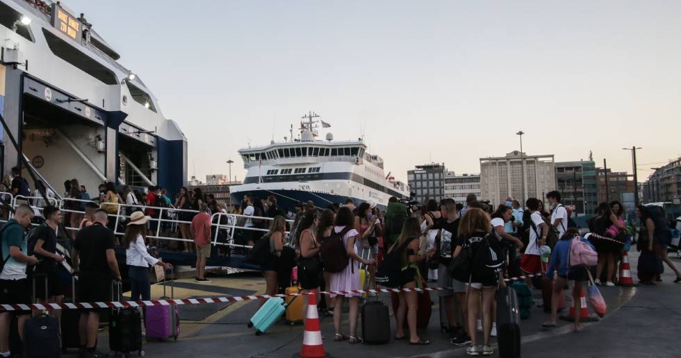 Κορυφώνεται η έξοδος των αδειούχων στα λιμάνια Πειραιά και Ραφήνας