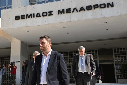 Επίθεση ΠΑΣΟΚ-ΚΙΝ.ΑΛΛ. στην κυβέρνηση για το σκάνδαλο παρακολουθήσεων