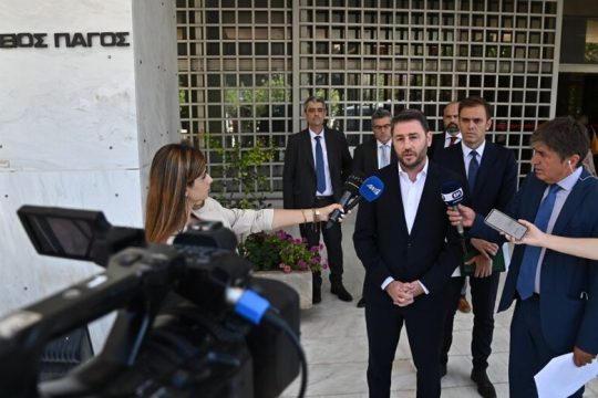 Αντιμέτωπος με το Predator και ο Νίκος Ανδρουλάκης