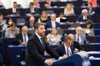 Μάχη κατά ελιτισμού και λαϊκισμού