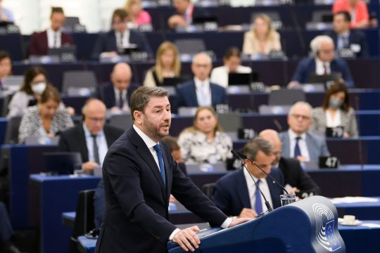 Μάχη κατά ελιτισμού και λαϊκισμού