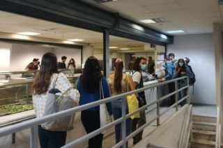 ΑΠΘ: έφαγαν… πόρτα στην πρυτανεία, αντί για φαγητό στη λέσχη τους!