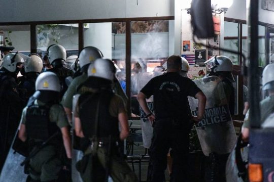 Προκαλούν Θεοδωρικάκος και ΓΑΔΑ για το όργιο καταστολής στα Εξάρχεια