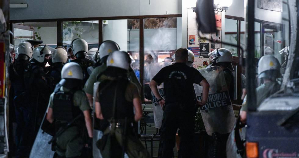 Προκαλούν Θεοδωρικάκος και ΓΑΔΑ για το όργιο καταστολής στα Εξάρχεια