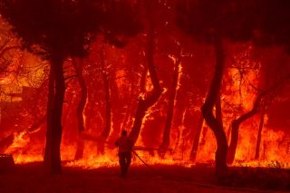 Στο έλεος της φωτιάς και τα Βατερά στη Λέσβο