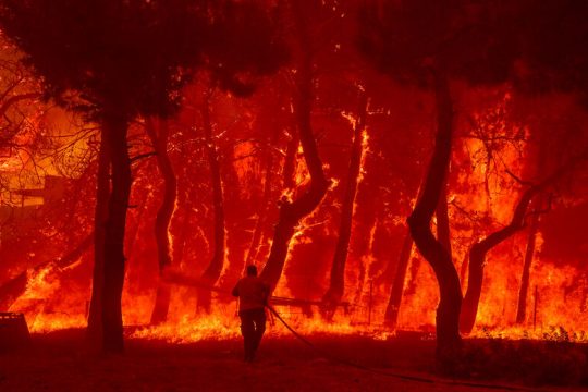 Στο έλεος της φωτιάς και τα Βατερά στη Λέσβο