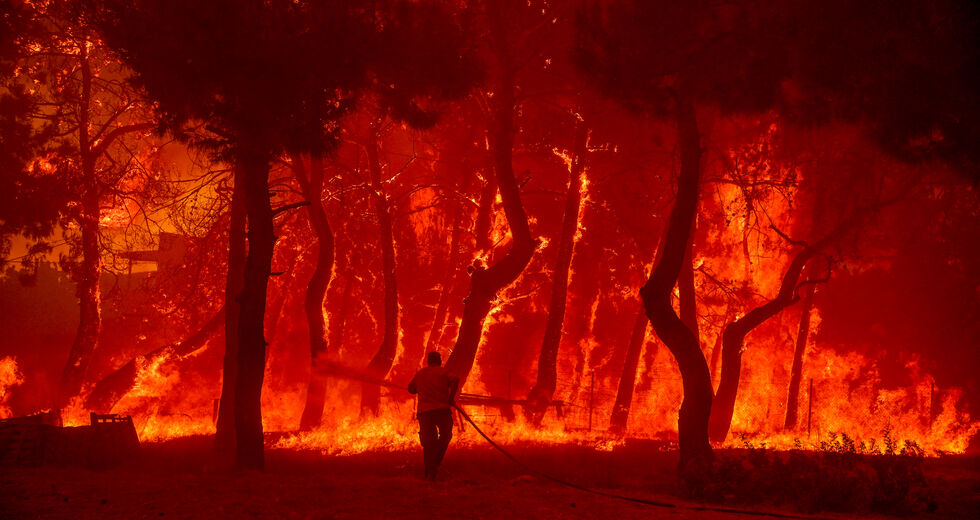 Στο έλεος της φωτιάς και τα Βατερά στη Λέσβο