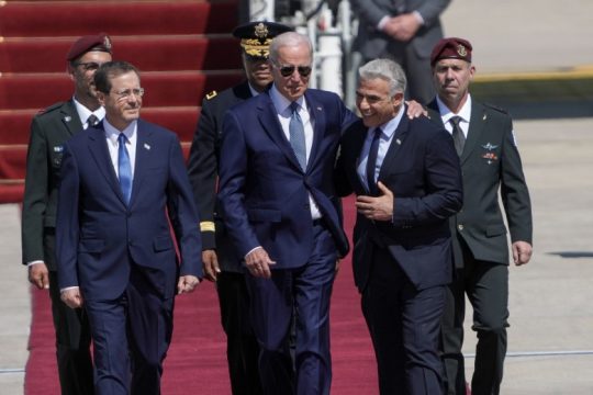 Σε… μπελάδες ο Μπάιντεν που ξεχάστηκε κι άρχισε τις χειραψίες