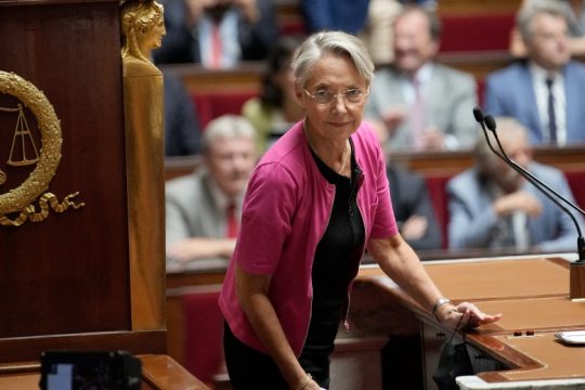 Επέζησε της ψήφου δυσπιστίας η Μπορν – στο «στόχαστρο» ο Μακρόν