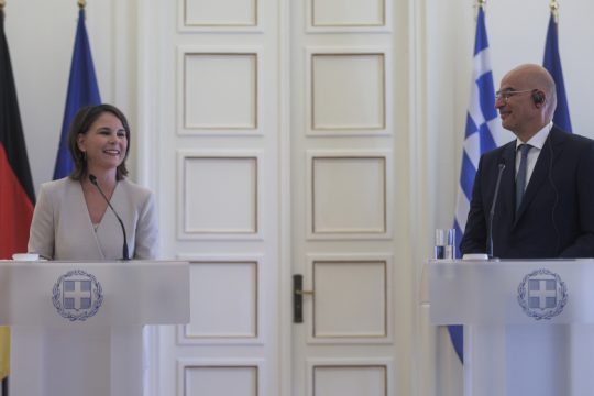 Ευγενικές κόντρες για τις αποζημιώσεις, κοινά μηνύματα προς την Άγκυρα