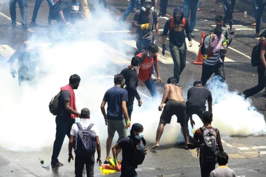 Έκρηξη οργής στη Σρι Λάνκα: Εισέβαλαν στις κατοικίες του προέδρου και του πρωθυπουργού