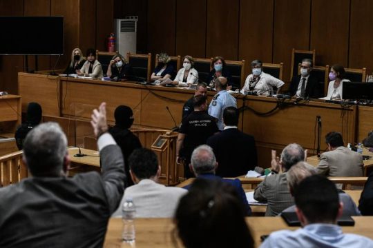 Ένταση στη δίκη της Χ.Α., απορρίφθηκε το αίτημα Μιχαλολιάκου για αναβολή