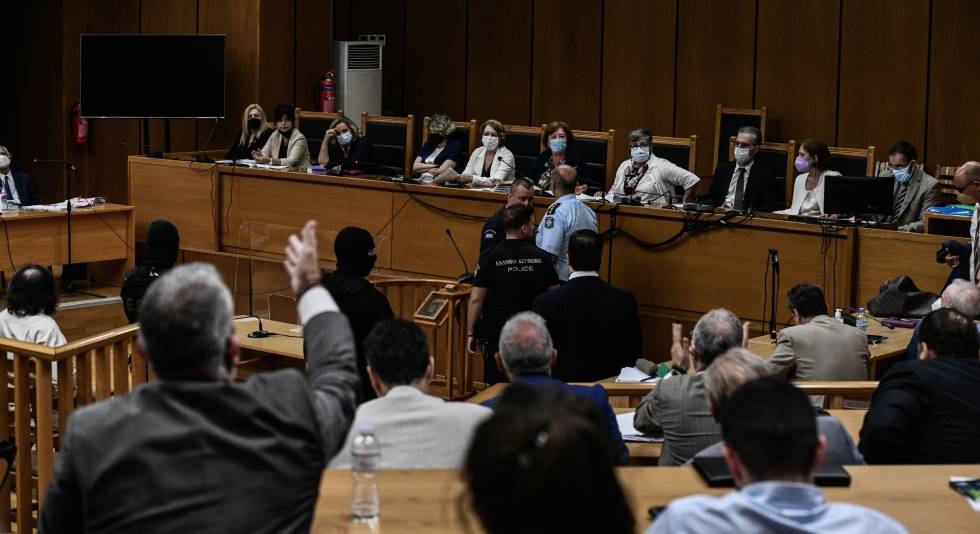 Ένταση στη δίκη της Χ.Α., απορρίφθηκε το αίτημα Μιχαλολιάκου για αναβολή