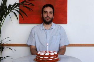 «…Μην ξυπνήσει ο χρόνος τα παλαμάκια και τα χρόνια πολλά»