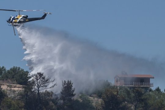 Καλύτερη η εικόνα της φωτιάς στο Σχηματάρι, συνεχίζεται η «μάχη» στην Ηλεία