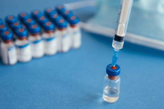 Ο Ηλίας Μόσιαλος για τις εξελίξεις σχετικά για τα νέα εμβόλια και τις νέες μεταλλάξεις