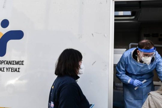 Κλιμακώνεται το έκτο κύμα κορονοϊού, έκτακτη ενημέρωση από τον ΕΟΔΥ