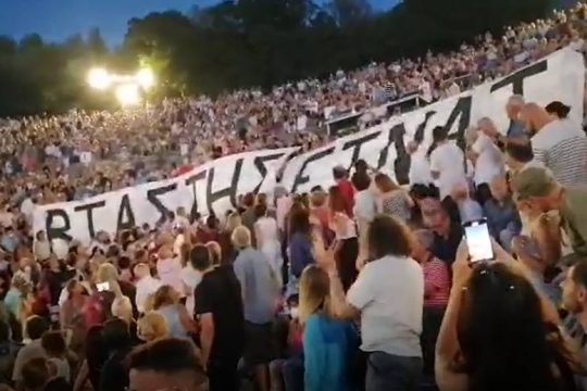 «Βιαστής είναι» – Και στην Επίδαυρο διαμαρτυρία κατά του Λιγνάδη