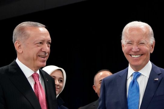 Περιμένοντας την ερμηνεία των μηνυμάτων Μπάιντεν από τον Ερντογάν