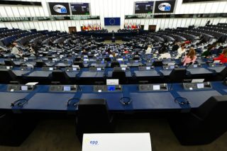 Πρώτη θεσμική αντιπαράθεση Μητσοτάκη-Ανδρουλάκη