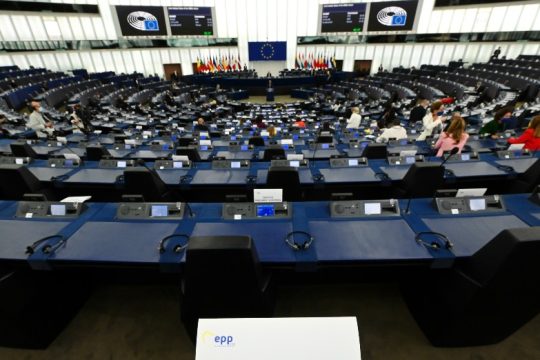 Πρώτη θεσμική αντιπαράθεση Μητσοτάκη-Ανδρουλάκη