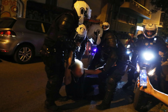 Έκρηξη αστυνομικής βίας με χημικά και προσαγωγές στα Εξάρχεια