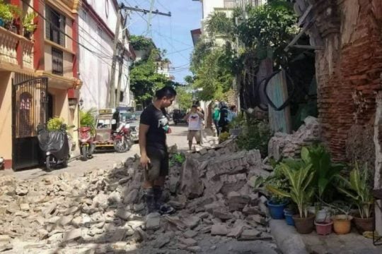 Aποκλεισμένες παραμένουν περιοχές μετά τον φονικό σεισμό στις Φιλιππίνες