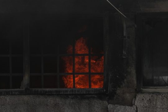 Φωτιά σε αμαξοστάσιο στην Ιερά Οδό