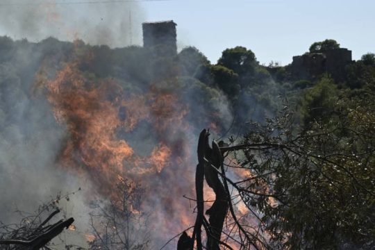 Ανεξέλεγκτη η φωτιά στο Πόρτο Γερμενό, πυρκαγιά και στην Κορινθία