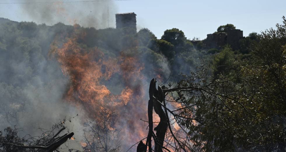 Ανεξέλεγκτη η φωτιά στο Πόρτο Γερμενό, πυρκαγιά και στην Κορινθία