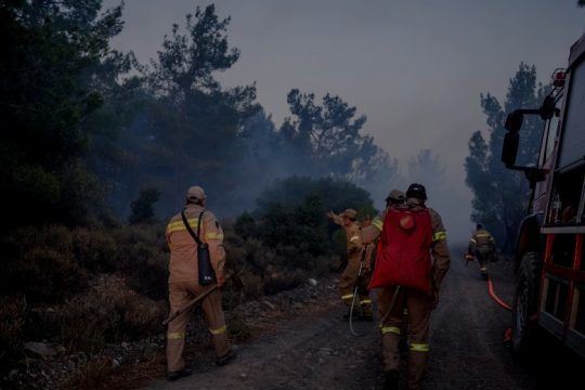 Άλλη μια νύχτα μάχης με τις φλόγες σε Λέσβο και Έβρο
