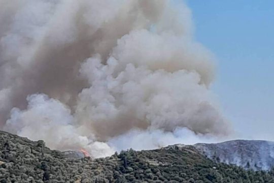Μαίνεται η μεγάλη πυρκαγιά στη Σάμο