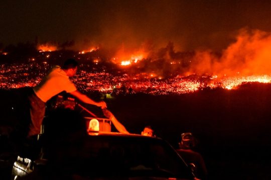 Πύρινος εφιάλτης στην Πεντέλη – μπήκαν στα σπίτια οι φλόγες