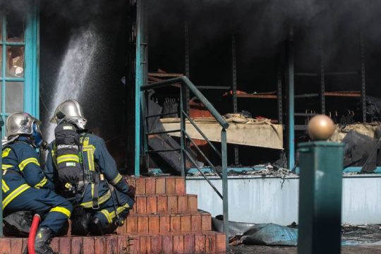 Μεγάλη φωτιά σε κατάστημα στη Θεσσαλονίκη