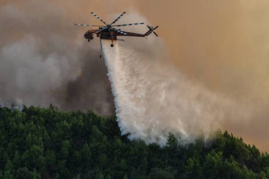 «Μάχη» για έκτη μέρα στον Έβρο, αναζωπυρώσεις στη Λέσβο