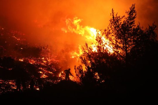Άλλη μια νύχτα δοκιμασίας λόγω των πυρκαγιών σε Δαδιά και Λέσβο