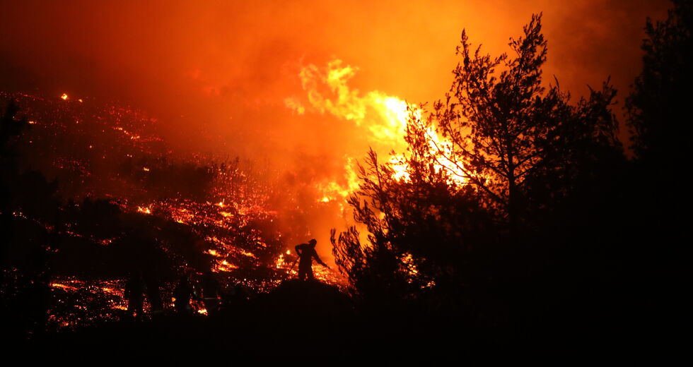 Άλλη μια νύχτα δοκιμασίας λόγω των πυρκαγιών σε Δαδιά και Λέσβο