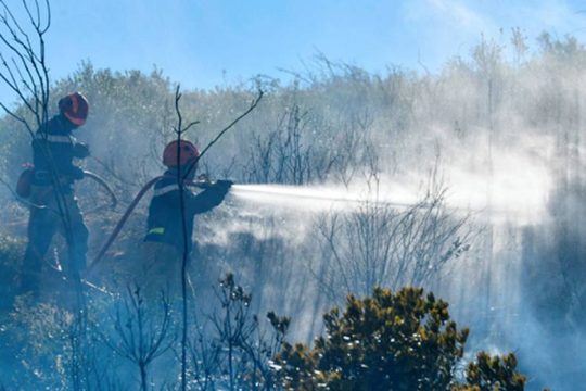 Σχεδόν 1.000 πυροσβέστες δίνουν μάχη με πυρκαγιά στη νότια Γαλλία