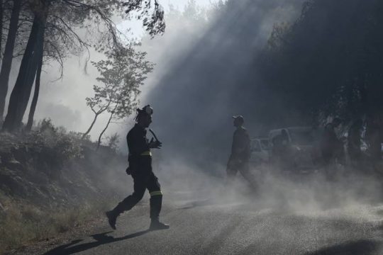 Μαίνεται πυρκαγιά στην Κορυφή Ηλείας – Καλύτερη η εικόνα στο Πόρτο Γερμενό