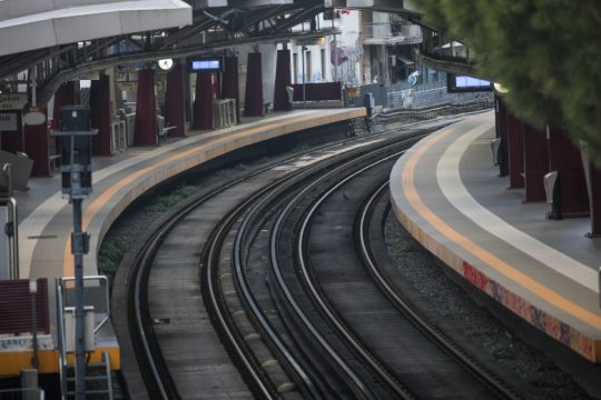 Τραγικός θάνατος γυναίκας που έπεσε στις γραμμές του ΗΣΑΠ στα Άνω Πατήσια