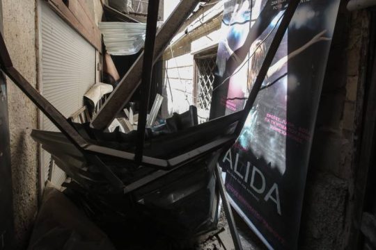 Φθορές στο «Ιντεάλ» από κατάρρευση σε διπλανό κτίριο  