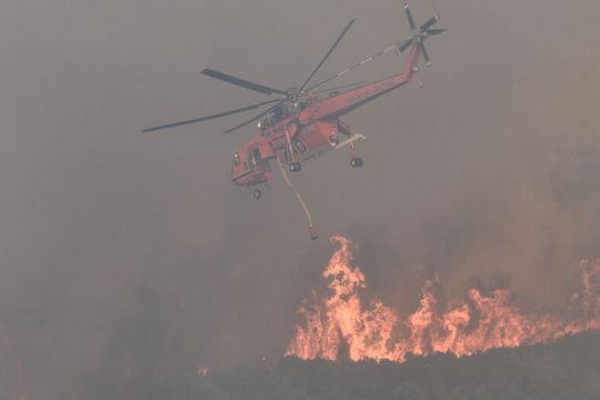 Ολονύχτια μάχη με τις φλόγες στην Ηλεία