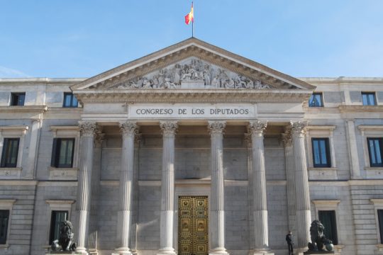 Φορολόγηση υπερκερδών για τράπεζες και εταιρείες ενέργειας ανακοίνωσε η Ισπανία