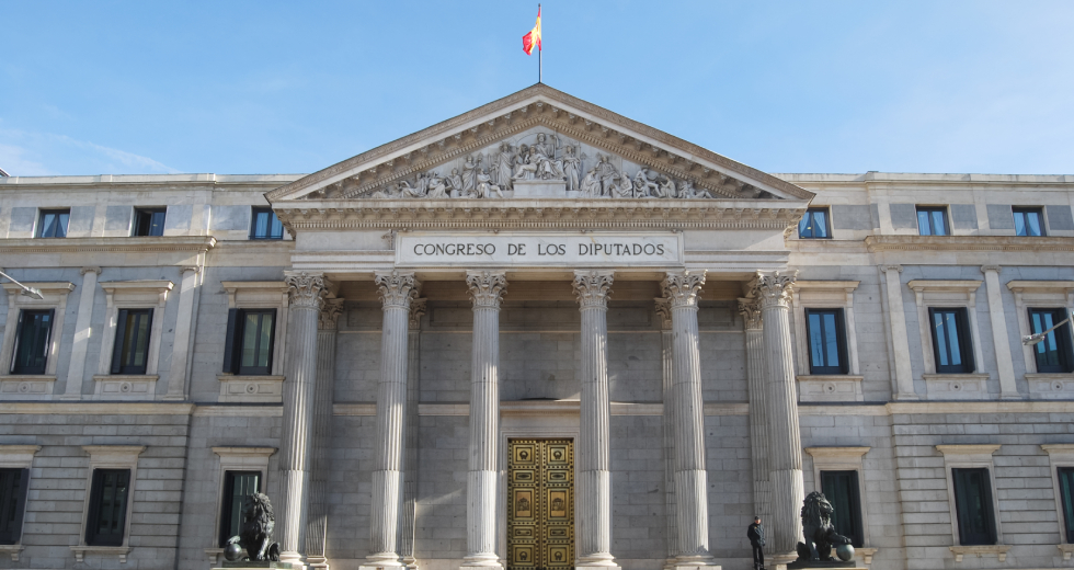 Φορολόγηση υπερκερδών για τράπεζες και εταιρείες ενέργειας ανακοίνωσε η Ισπανία