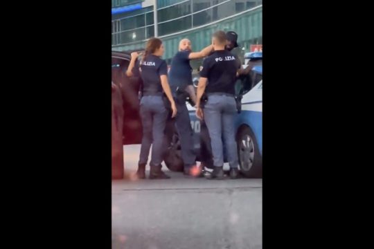 Φιάσκο: Αστυνομικός έλεγχος υπό την απειλή όπλου κατά Αφρικανού ποδοσφαιριστή της Μίλαν