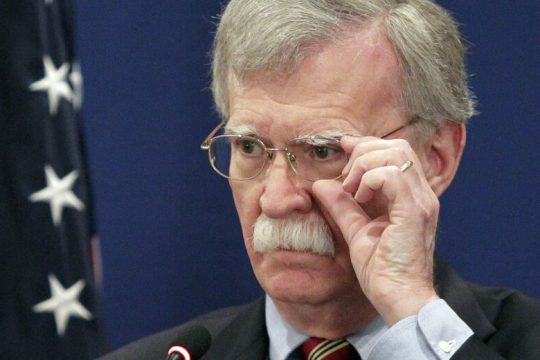 Δεν του γλιτώνει κανείς – Ψάχνουν τρόπο να πάνε σε δίκη και τον Τζον Μπόλτον