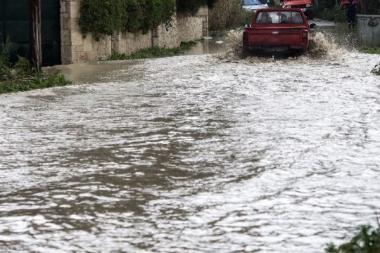 «Φθινοπωρινές» καταιγίδες και πλημμύρες στην καρδιά του καλοκαιριού