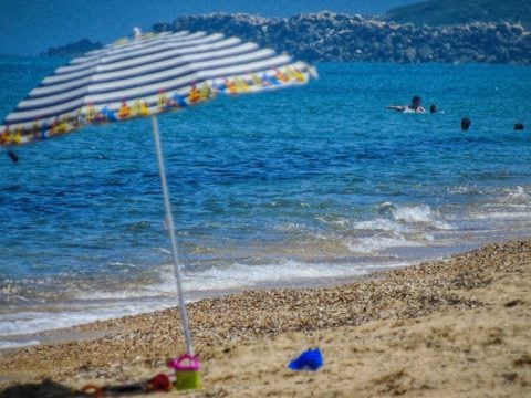 Καιρός: Καλοκαιρινό σκηνικό με 32αρια και ισχυρούς ανέμους – Πιθανές βροχές στα ορεινά