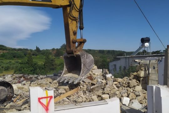 Ξεκίνησαν οι εργασίες κατεδάφισης αυθαίρετων κατασκευών στον Καρτερό