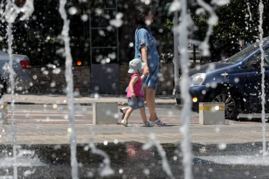 Σε υψηλά επίπεδα παραμένει η θερμοκρασία, έως 6 μποφόρ στο Αιγαίο